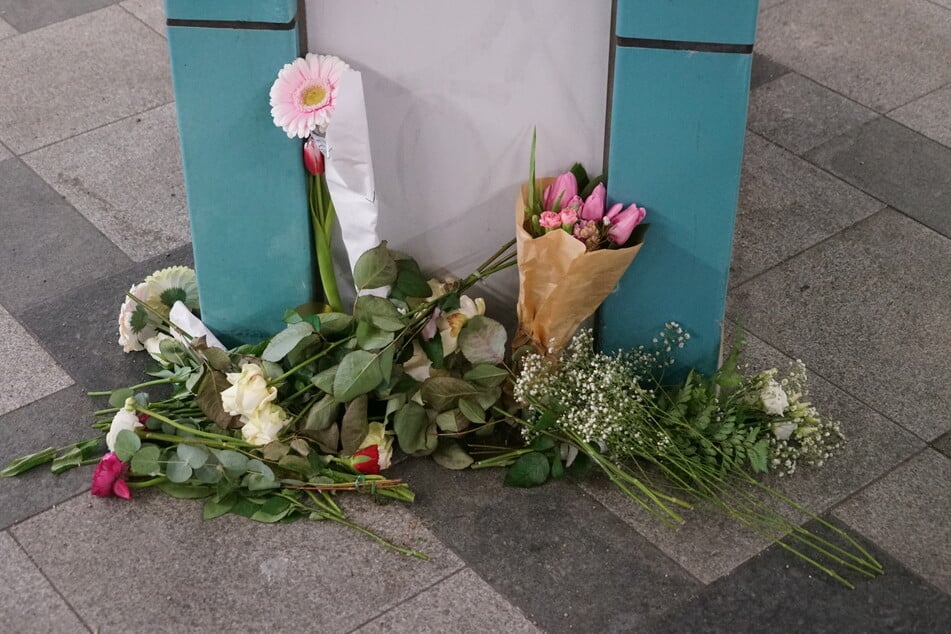 Die am Freitag auf dem Bahnsteig abgelegten Blumen zum Gedenken an die verstorbene 18-Jährige sind in der Nacht zu Samstag gestohlen worden.