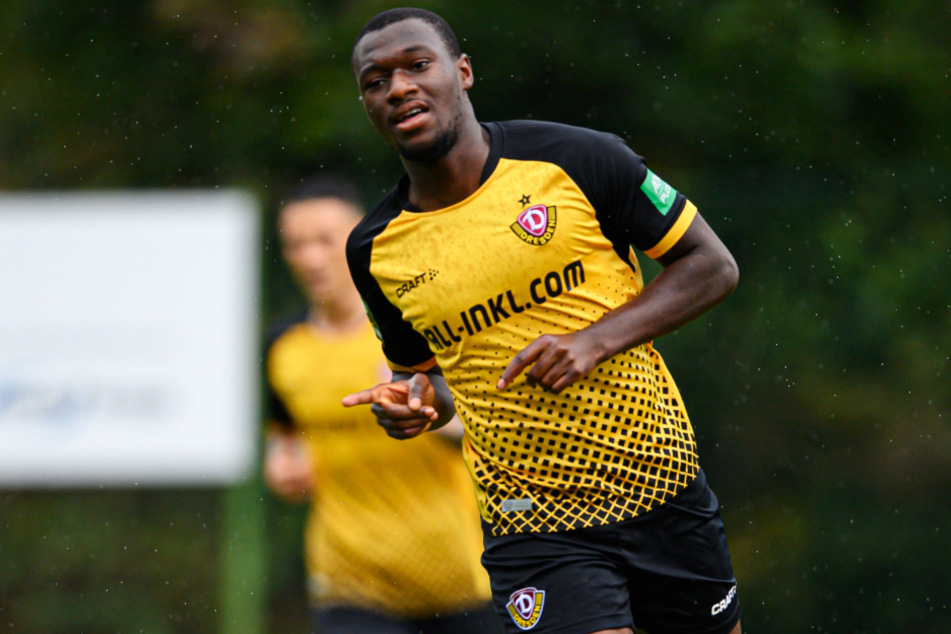 Agyemang Diawusie streckt nach seinem Treffer gegen Aue den Zeigefinger. Insgesamt gelangen dem 22-Jährigen in der Vorbereitung drei Tore.
