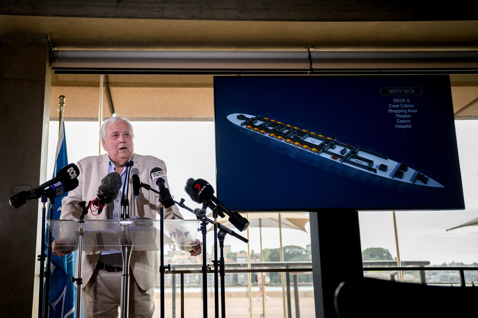Clive Palmer (69) spricht im Sydney Opera House über seine Pläne.