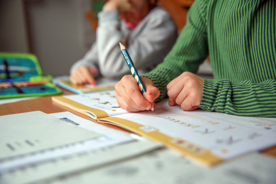 Nach der Schule ist vor den Hausaufgaben: Sehr häufig nutzen Kinder in Köln die Ganztagsbetreuung ihrer Schulen. Auf dem Land sieht es dagegen anders aus. (Symbolbild)