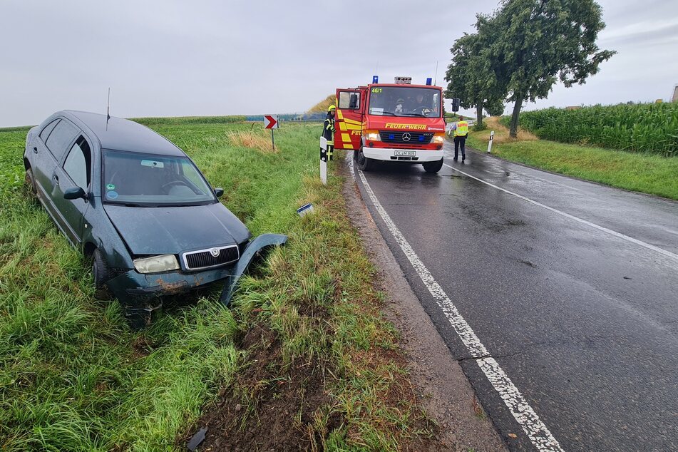 Ein Skoda landete am Montagmorgen bei Großweitzschen im Straßengraben. Laut Polizei wurde mindestens eine Person verletzt.