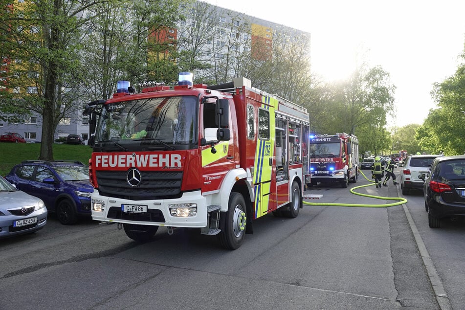 Die Feuerwehr war mit mehreren Einsatzfahrzeugen vor Ort.
