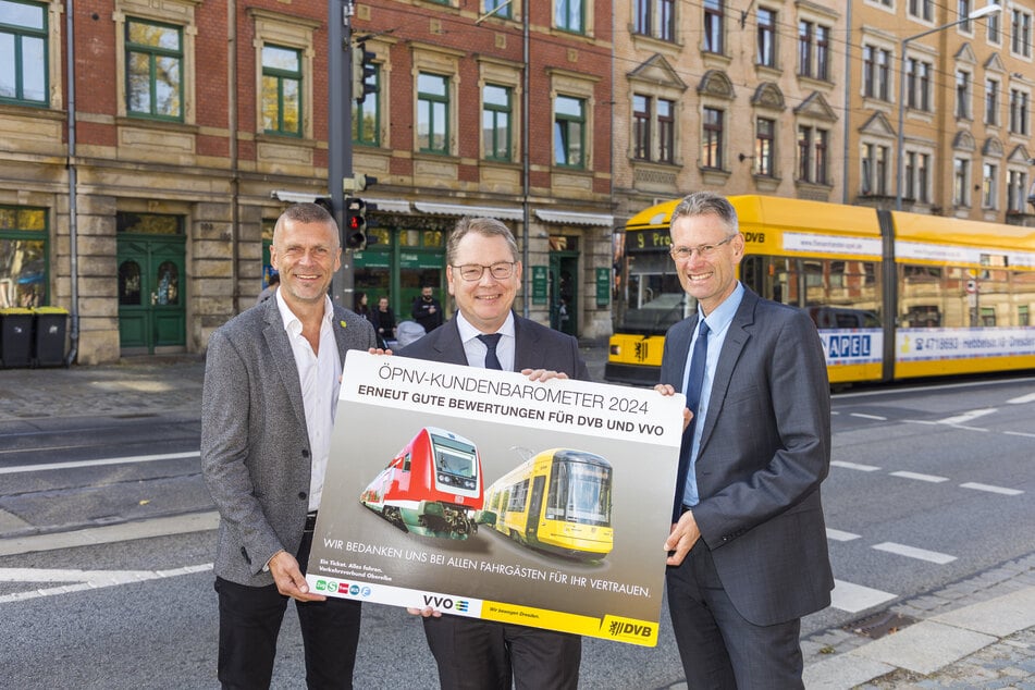 Freuen sich über das Feedback: DVB-Vorstände Lars Seiffert (55, l.) und Andreas Hemmersbach (56, r.) sowie Burkhard Ehlen (56) vom Verkehrsverbund Oberelbe.