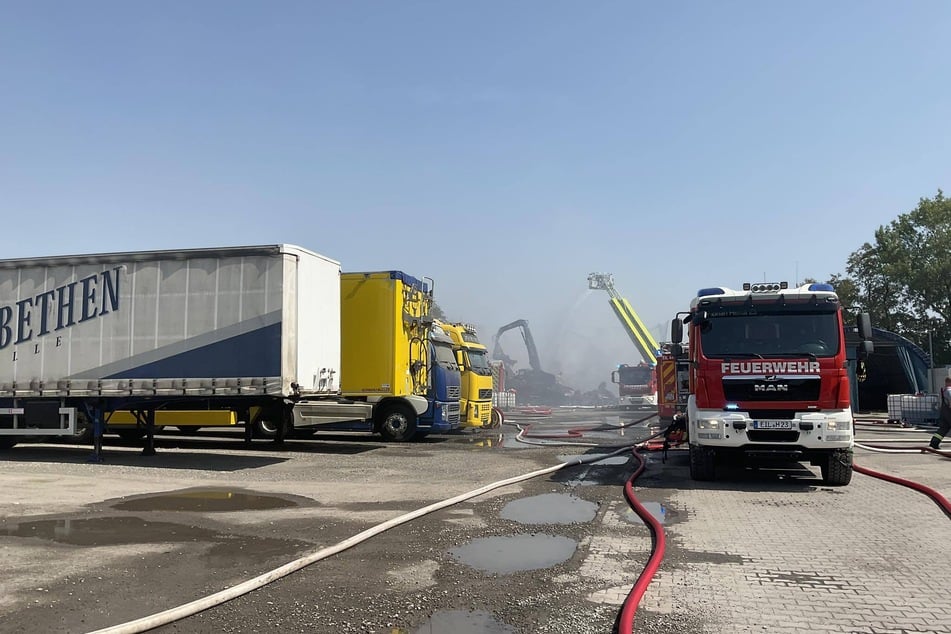 Die Feuerwehrleute kämpfen nicht nur gegen die Flammen, sondern auch die drückende Hitze.