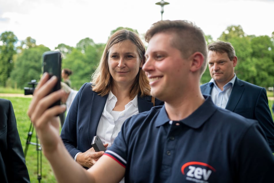 Projektleiter Maximilian Wehner (24) von der ZEV präsentierte am Mittwoch die neue App - die Zwickauer Oberbürgermeisterin, Constance Arndt (43, BfZ), staunte.