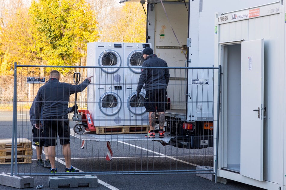 Waschmaschinen für die Flüchtlinge: In zwei speziellen Containern können sie ihre Kleidung säubern lassen.