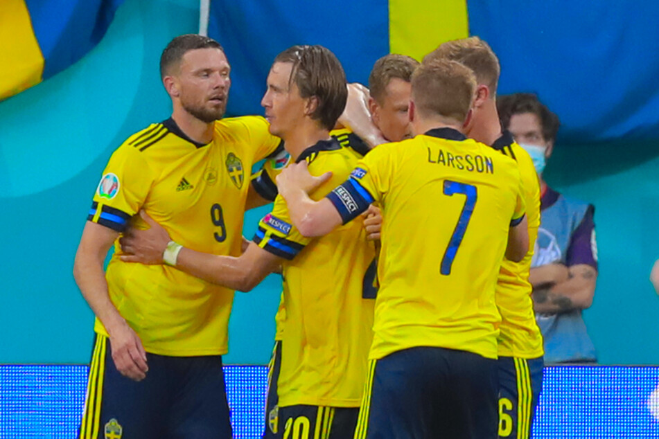 Schwedens Jubeltraube nach dem Last-Minute-Treffer von Viktor Claesson (M. hinten).