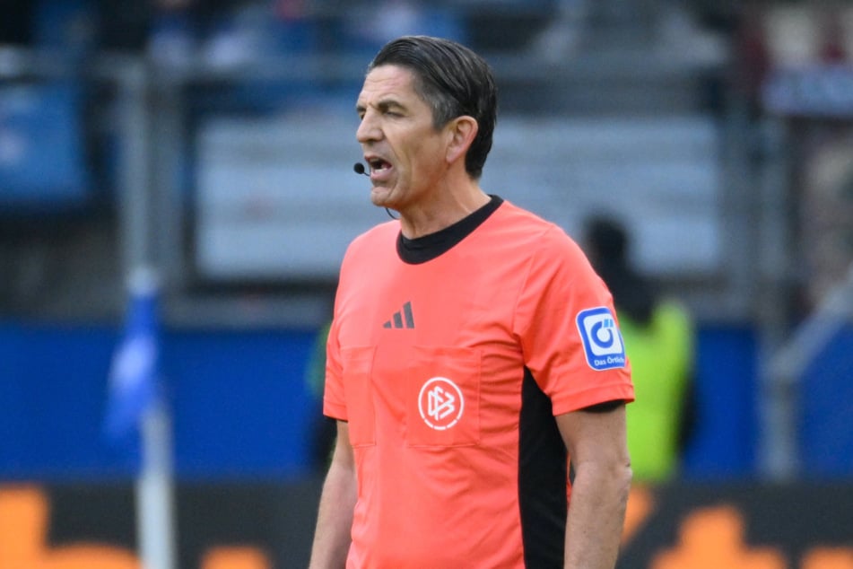 Schiedsrichter Deniz Aytekin (47) leitet das Traditionsduell zwischen der Eintracht und dem HSV.