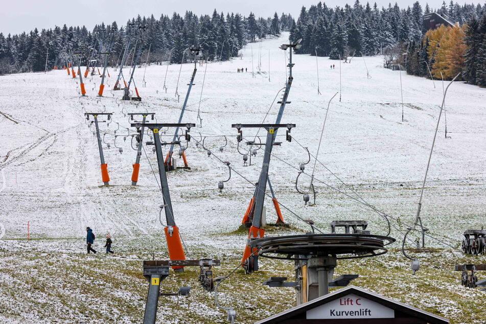 Die erste zarte Schneedecke legte sich vergangenes Wochenende über den Skihang.