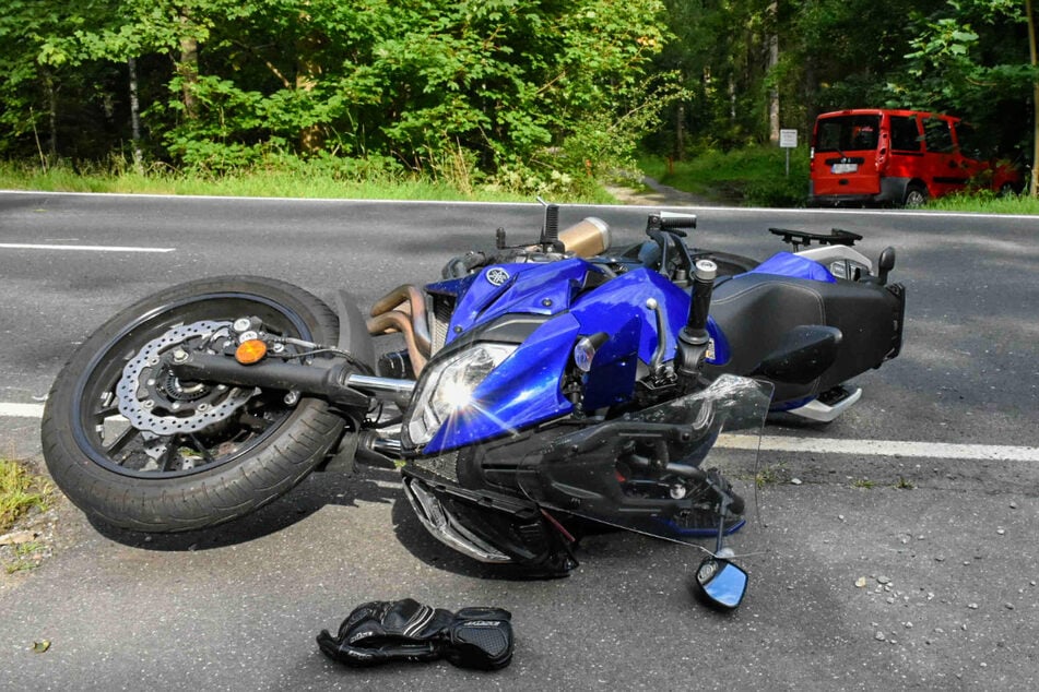 Der Motorradfahrer wurde schwer verletzt in ein Krankenhaus geflogen.