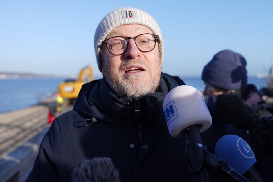 Sven Partheil-Böhnke, Bürgermeister von Timmendorfer Strand, hat sich am Strand erleichtert über die Befreiung des Wals gezeigt.