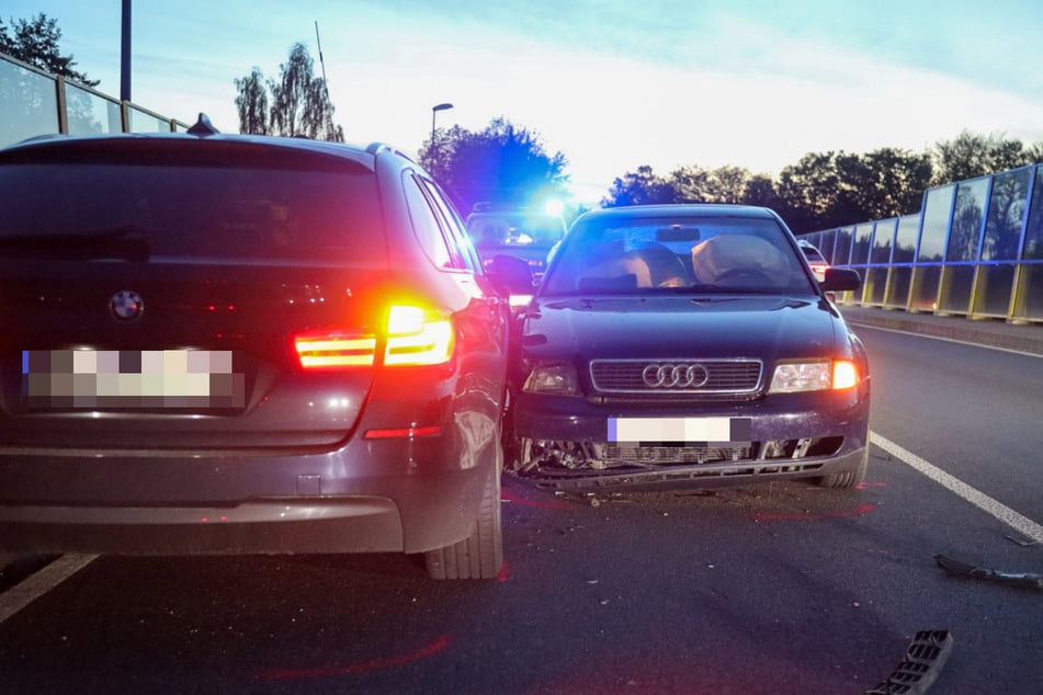 Die Autos kollidierten am Dienstagabend frontal.