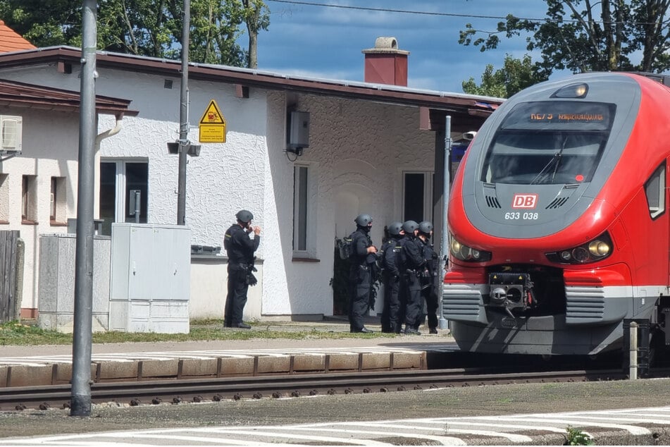 Nachdem Anwohner in Amberg (Landkreis Unterallgäu) Schüsse im Freien gemeldet hatten, suchte die Polizei nach dem mutmaßlichen Schützen - und kontrollierte dabei Züge in der Region.
