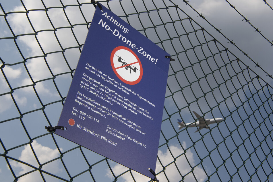 Mit einem Schild weist der Flughafenbetreiber auf die "No-Drone-Zone" hin.
