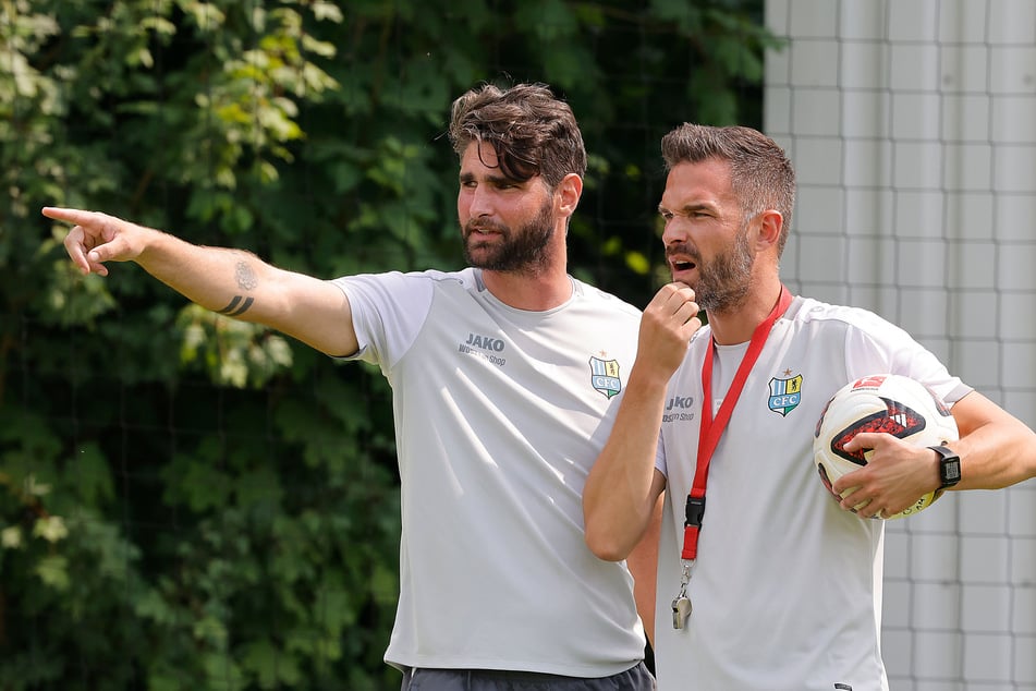 CFC-Trainer Benjamin Duda (38, r.) mit seinem Co-Trainer Niklas Hoheneder (39). Das Duo bleibt bei den Himmelblauen auch weiterhin zusammen.