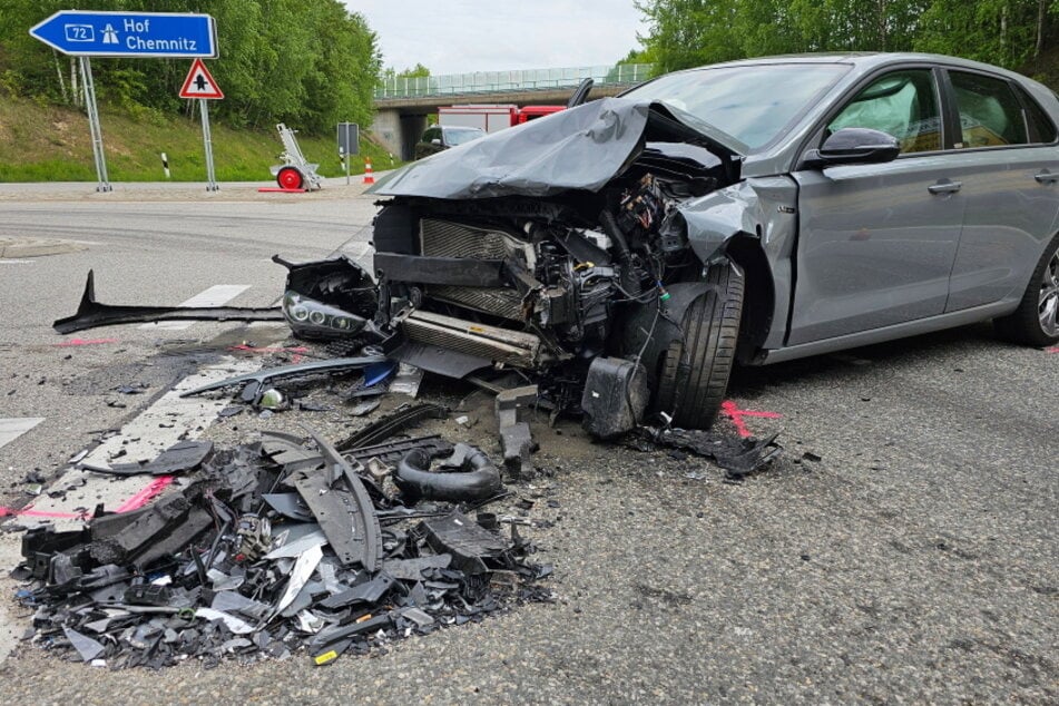 Auf der S242 in Hartmannsdorf (Landkreis Mittelsachsen) kollidierten am Mittwoch zwei Autos. Der Aufprall war so heftig, dass sich Fahrzeugteile auf der Straße verteilten - zudem sprangen die Airbags auf.
