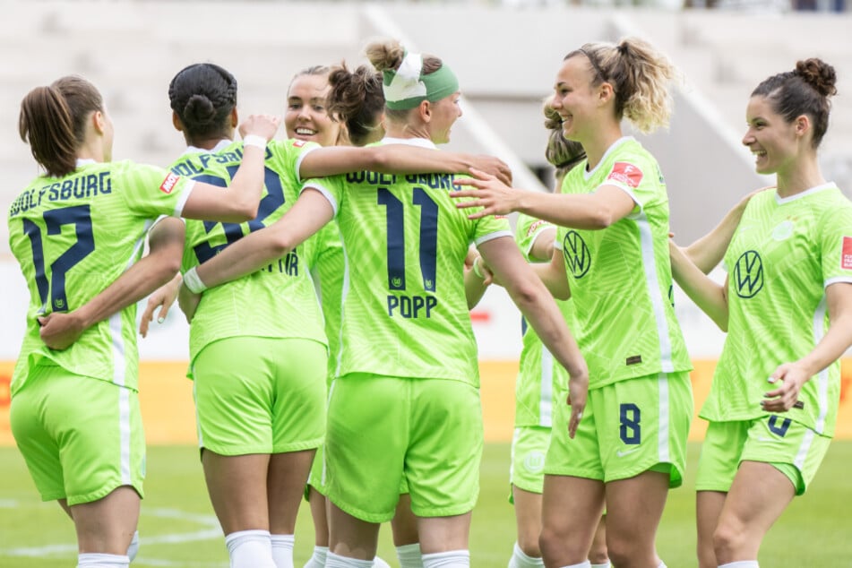 Die Wolfsburgerinnen bejubeln gemeinsam die 2:0-Führung. Es sollten noch einige Buden folgen.