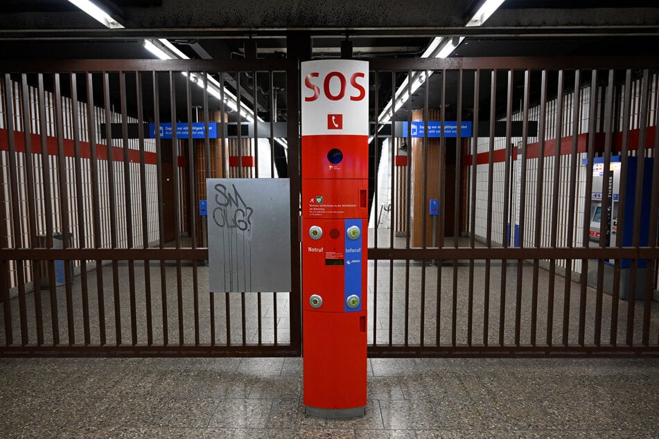 Kein Betrieb: Das Tor des U Bahn Bahnhof Stiglmaierplatz ist geschlossen.