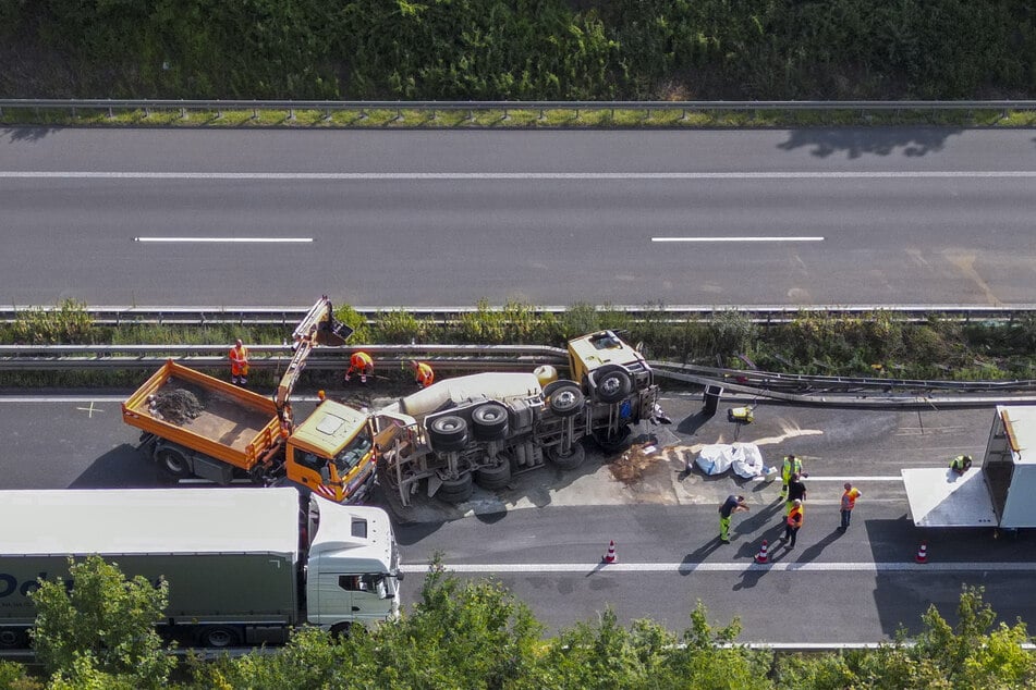 Der Betonmischer krachte durch die Mittelleitplanke und kippte auf der Gegenfahrbahn um.