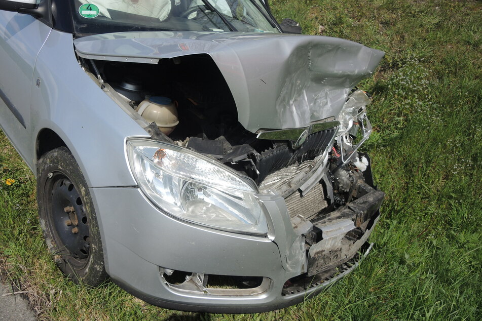 Auf der B244 krachten am Freitag zwei Autos ineinander.