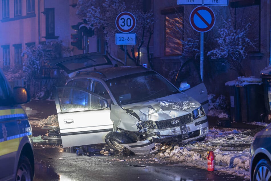 Bei seiner Flucht beschädigte der 30-Jährige mit dem Huyndai ein Wohnhaus und zwei Mopeds.