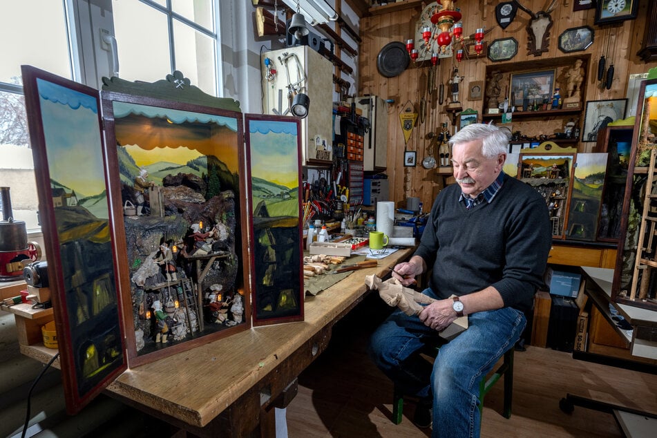 Wolfgang Süß (71) vor seinem liebevoll gestalteten Bergwerksmodell. Der 71-Jährige ist studierter Maschinenbauer, fertigt jetzt Mini-Bergwerke.