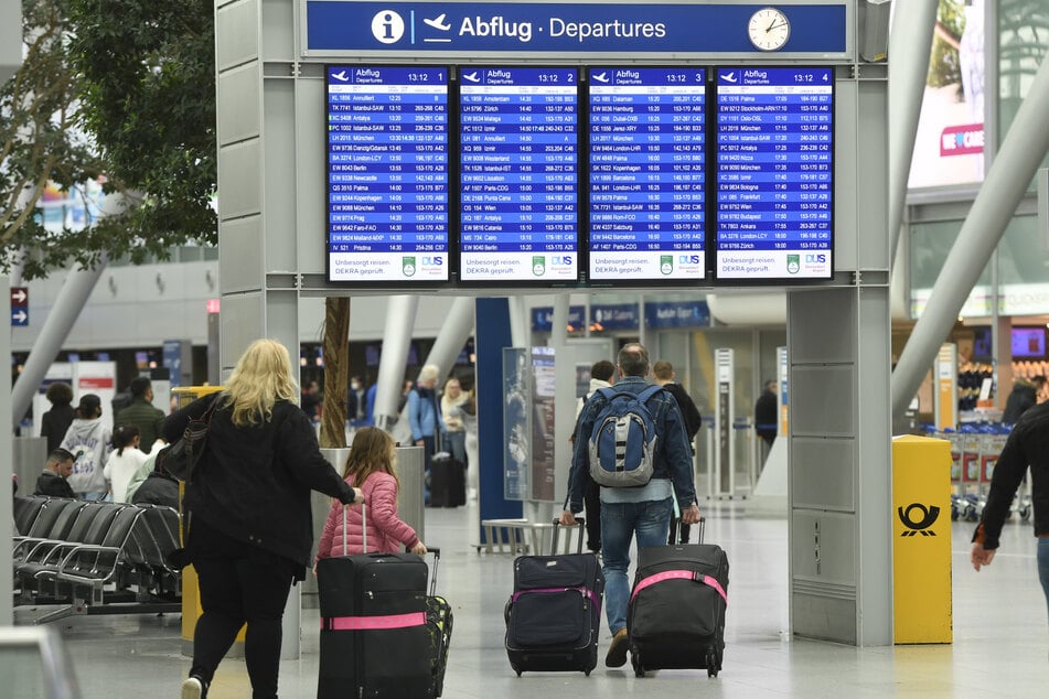Flughafen Düsseldorf: Mann wird mit vier Haftbefehlen gesucht, doch es kommt noch dicker