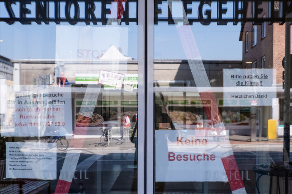 Ein Seniorenheim ist geschlossen. Wegen der Corona-Krise sind Besuche derzeit verboten.