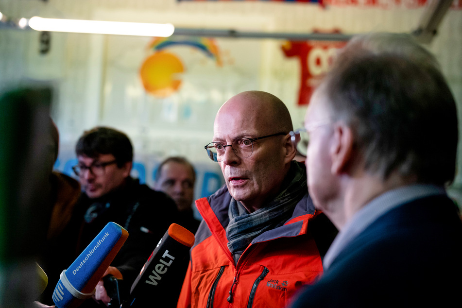 Wiegand hatte infolge der Drohungen unter Polizeischutz gestanden.