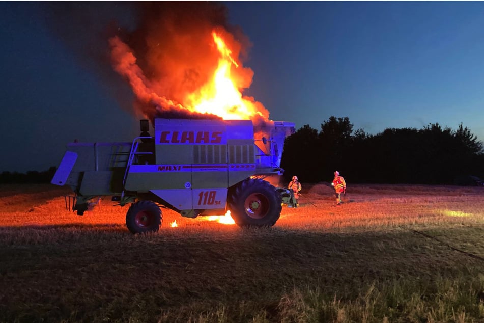 Hohe Flammen schlugen aus dem Mähdrescher.