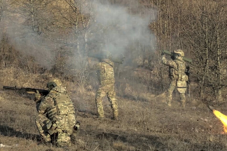 Soldaten der russischen Armee feuern mit Flammenwerfern auf ukrainische Stellungen.