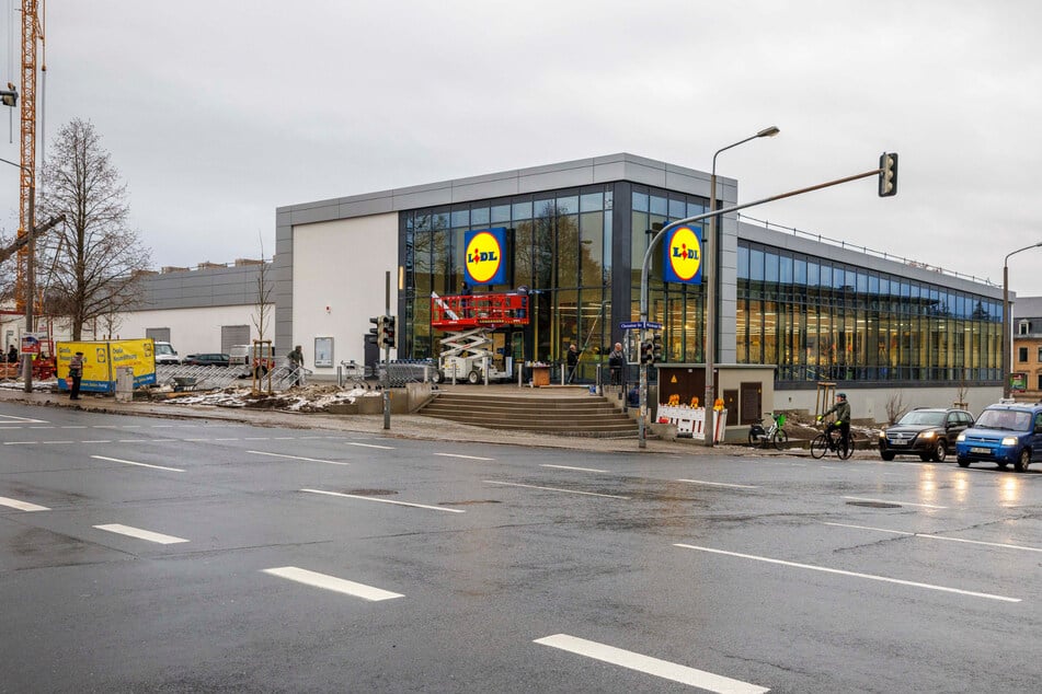 Beim Bau der neuen Filiale wurden auch motorisierte Einkäufer bedacht: Es gibt 86 Plätze auf einem Untergeschoss-Parkdeck sowie auf weiteren ebenerdigen Stellplätzen.