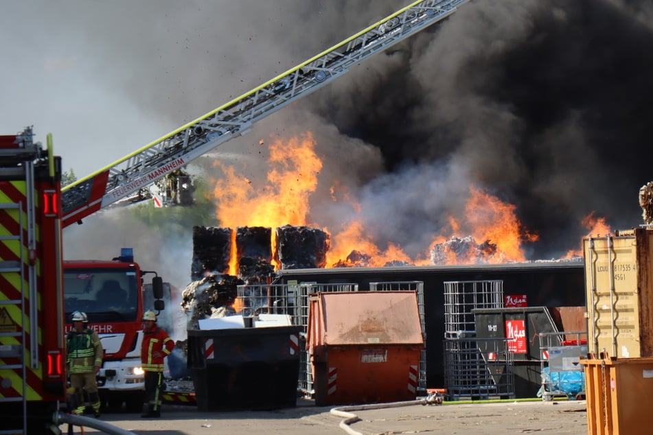 Einsatzkräfte der Feuerwehr versuchen, die Flammen zu bändigen.