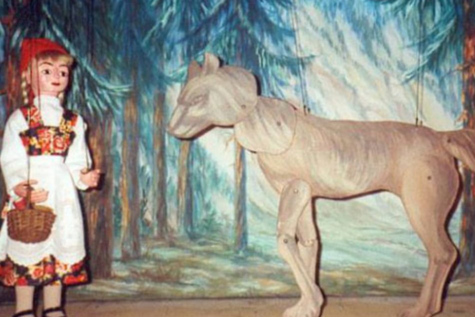 Im Wasserschloss Klaffenbach wird das Puppentheater "Rotkäppchen" aufgeführt.