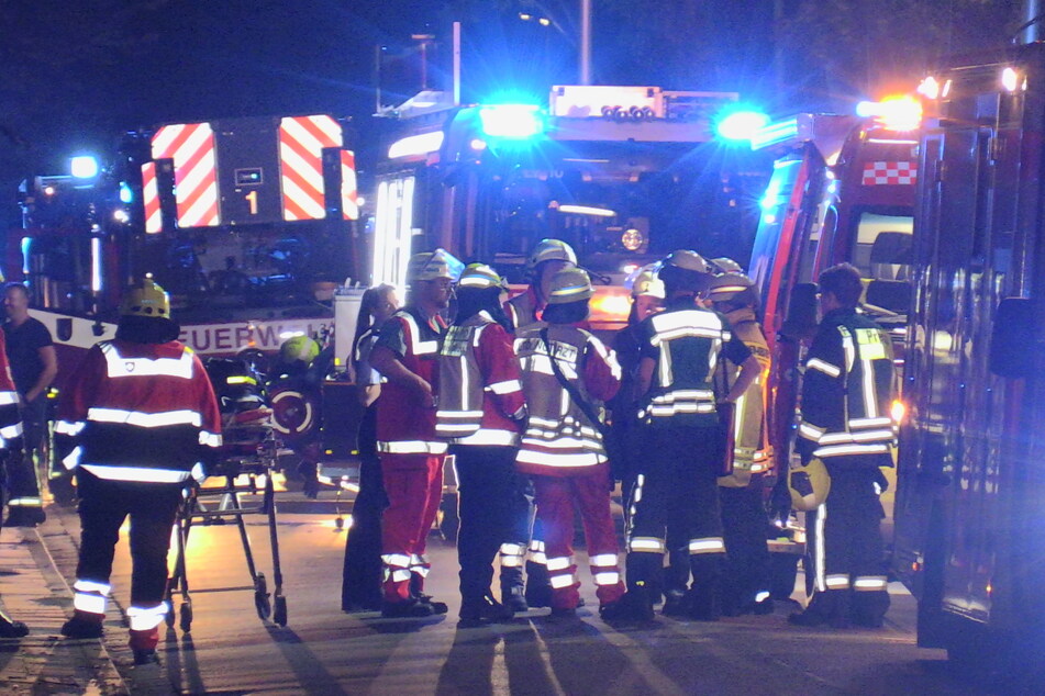 Großaufgebot: Über 120 Kräfte von Feuerwehr, Polizei und Rettungsdienst waren bei dem Brand in Neuss vor Ort.