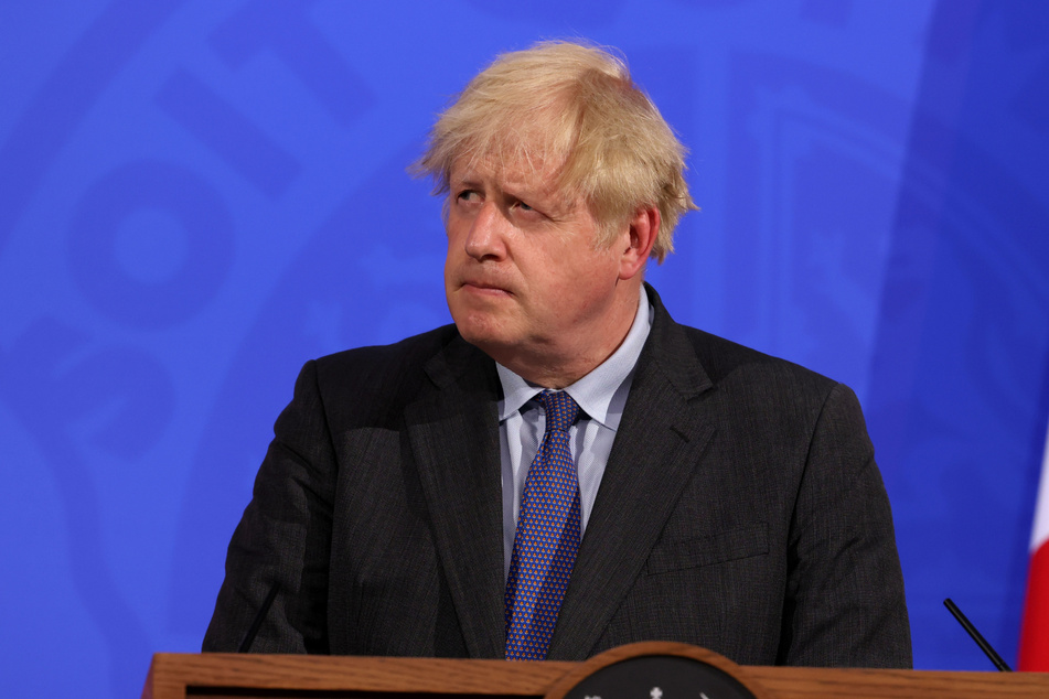 Der Blick spricht Bände: Boris Johnson, Premierminister von Großbritannien, ist alles andere erfreut über die schlechten Nachrichten zur Delta-Variante.