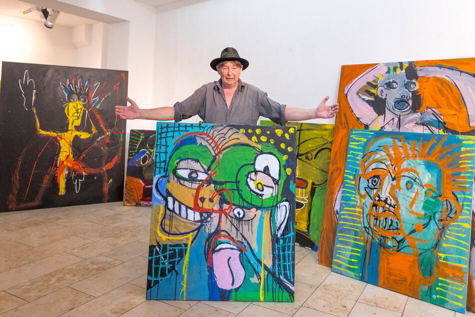 Galerist John zeigt einige Arbeiten von Max Giermann in seinen Ausstellungsräumen.