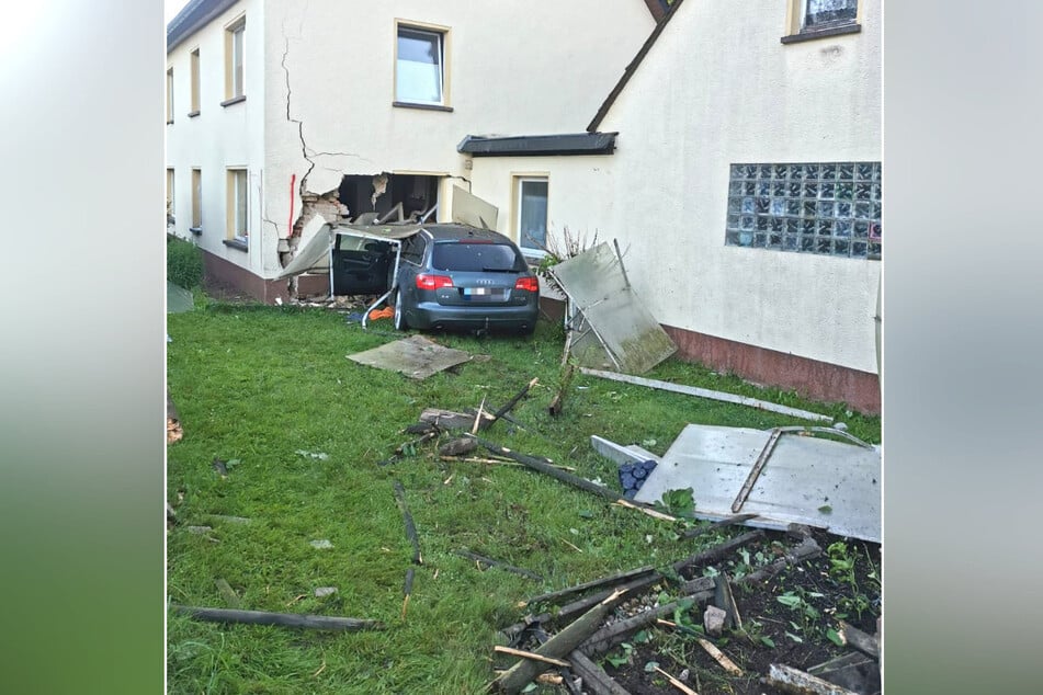Der Audi durchbrach den Gartenzaun und krachte dann in die Fassade des Wohnhauses.