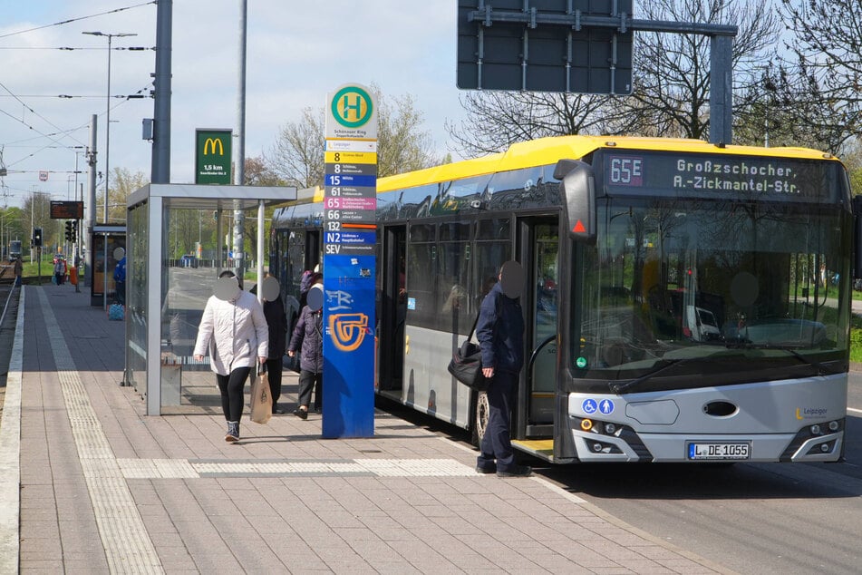 Leipzig: Busfahrer wird mit Beil bedroht: Kollegen überwältigen Täter