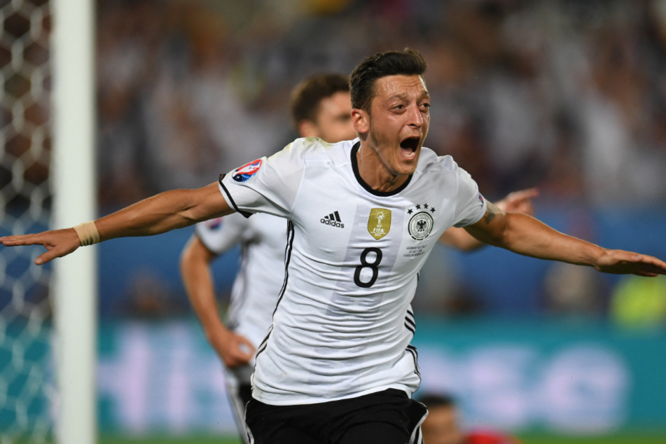 Jubelt Mesut Özil (35) tatsächlich bald wieder in den deutschen Farben? (Archivfoto)
