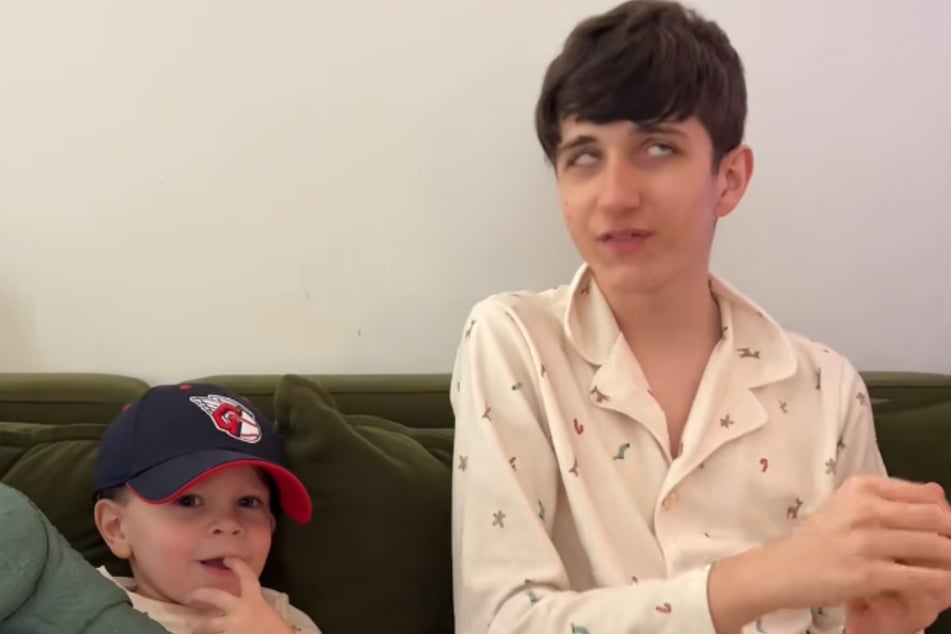 Foster (3) erfuhr erst jetzt, dass sein großer Bruder Sawyer (15) blind ist.