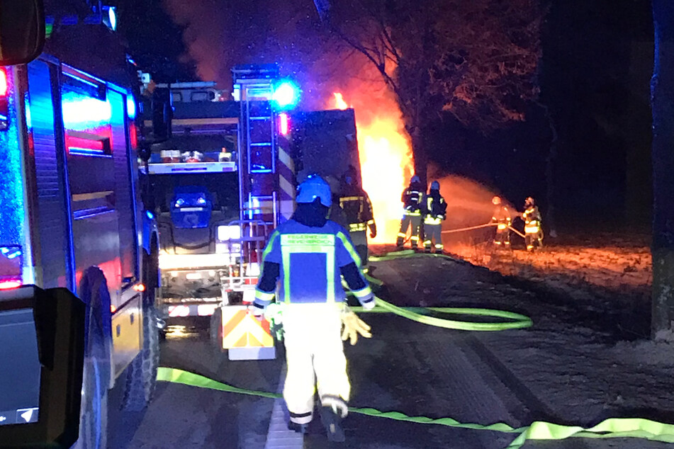 Am frühen Mittwochmorgen hat der Kühlanhänger eines Lkws in Grevenbroich gebrannt. Der Fahrer hatte das Feuer während der Fahrt bemerkt.