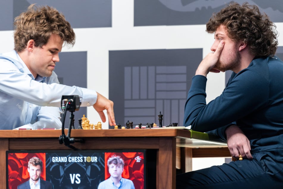 Im US-Schachclub von St. Louis besiegte Hans Niemann (19, r.) 2022 Weltmeister Magnus Carlsen (32), der seinen jüngeren Kontrahenten danach des Betrugs bezichtigte.