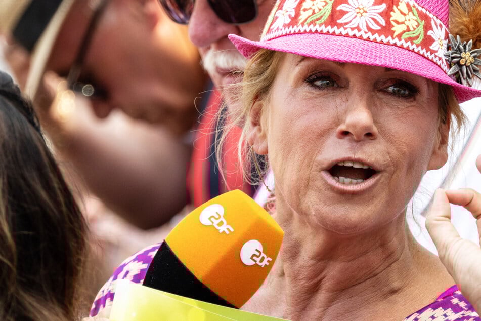 Vermutlich weil das Gelände aufgrund der Flohmarkt-Stände so unübersichtlich war, wurde die Moderatorin während der Show teilweise von Personenschützern begleitet.