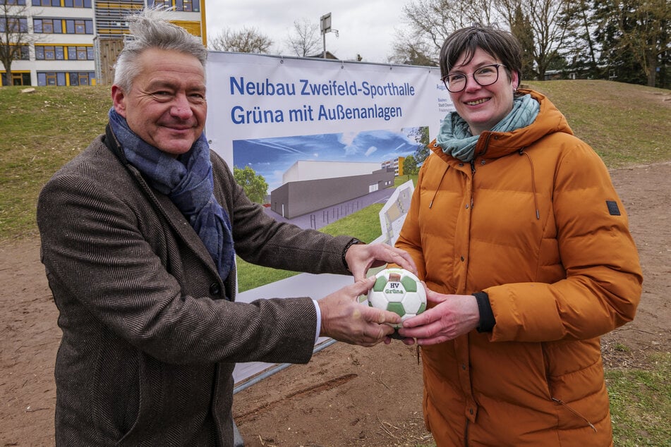Grünas Ortsvorsteher Lutz Neubert (55) und Handball-Vereins-Chefin Fanny Schaal (49) freuen sich auf die moderne Sporthalle.