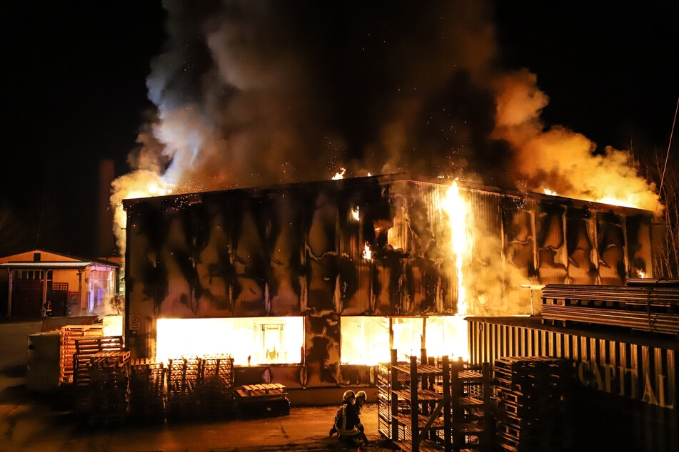 Am Dienstagabend brannte in Schwarzenberg eine Lagerhalle komplett aus.