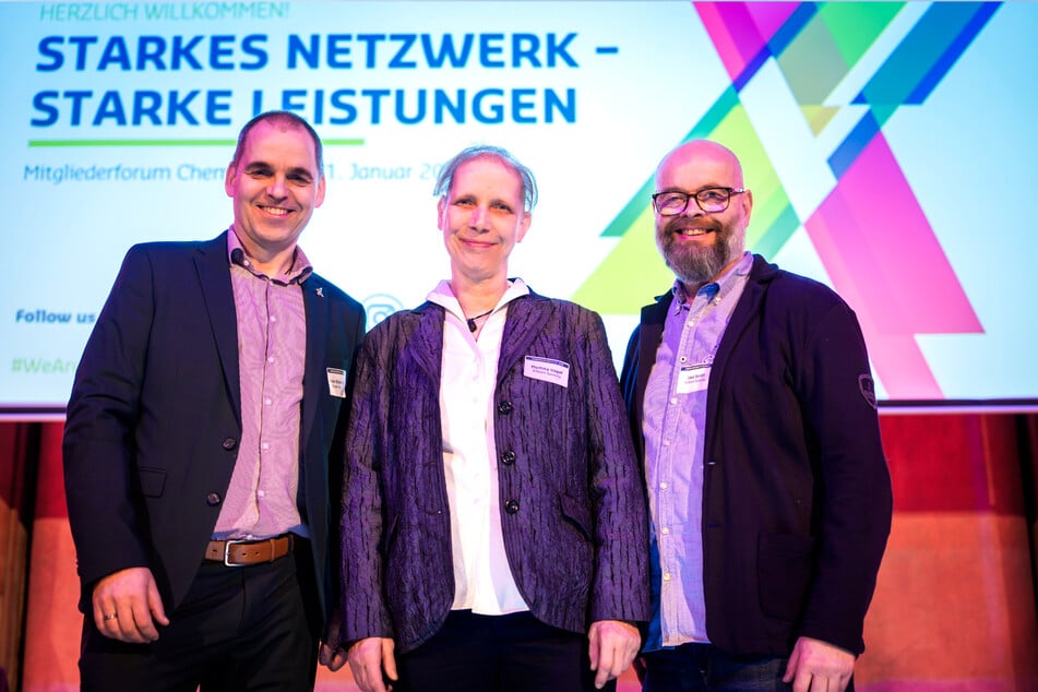 Das neue Silicon-Saxony-Team für Chemnitz (v.l.n.r.): Frank Bösenberg (47), Geschäftsführer Silicon Saxony, wünscht Martina Vogel und Uwe Seidel viel Erfolg für das Community Management in der Hightech-Region Chemnitz.