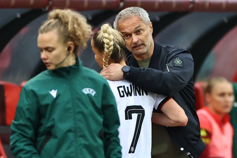 DFB-Kapitänin Giulia Gwinn musste gegen Österreich verletzt raus.