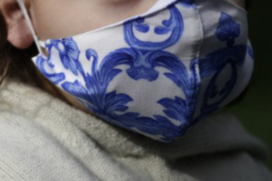 Die Polizei warnt vor einer Falschmeldung über ein Mädchen, das angeblich durch das Tragen einer Maske gestorben sein soll. (Symbolbild)