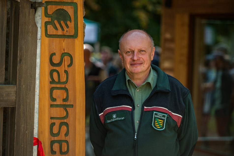 Gehegeleiter Ronald Ennersch (57) freut sich über die Blesshirsche in Moritzburg.